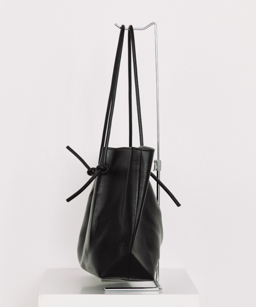 arholiday.standard(エーアールホリデースタンダード)の「long shoulder tuck tote bag / ロングショルダータックトートバッグ(トートバッグ・レディース・ブラック・FREE)」の3枚目の写真