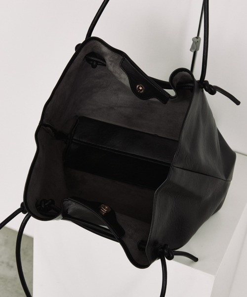 arholiday.standard(エーアールホリデースタンダード)の「long shoulder tuck tote bag / ロングショルダータックトートバッグ(トートバッグ・レディース・ブラック・FREE)」の4枚目の写真