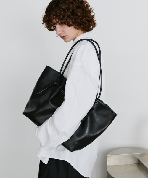 arholiday.standard(エーアールホリデースタンダード)の「long shoulder tuck tote bag / ロングショルダータックトートバッグ(トートバッグ・レディース・ブラック・FREE)」の10枚目の写真