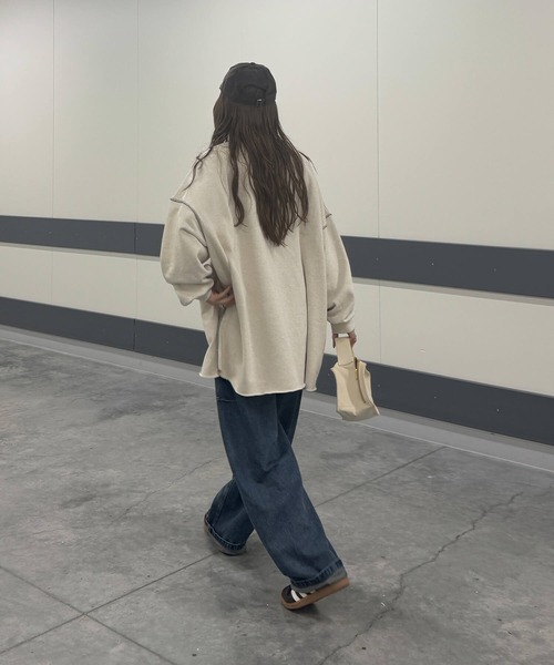 ISOOK（アイスー）の「ロゴプリントステッチオーバースウェット(chiica select) / 長袖 クルーネック ラウンドネック カットソー レタリング ルーズ丈 ビッグシルエット 英字ロゴ チャコール アイボリー（スウェット・レディース・アイボリー/チャコール・FREE）」の7枚目の写真