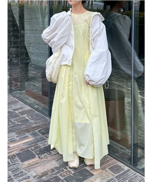 emmi（エミ）の「ギャザーフォルムナイロンワンピース（ワンピース・レディース・オフホワイト/ブラック/イエロー/レッド・1/0）」の4枚目の写真