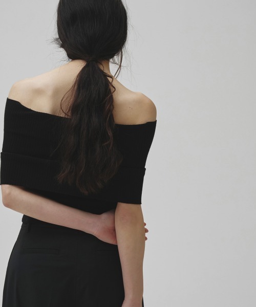 TODAYFUL（トゥデイフル）の「Seamless Offshoulder Knit（ニット/セーター・レディース・ライトグリーン/ブラウン/ブラック・FREE）」の5枚目の写真