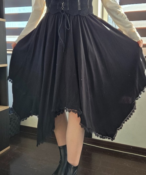 tolene(トレネ)の「揺れる裾に視線釘付け!アシンメトリーヘムレース イレヘムロングスカート(スカート・レディース・ホワイト/ブラック・FREE)」の1枚目の写真