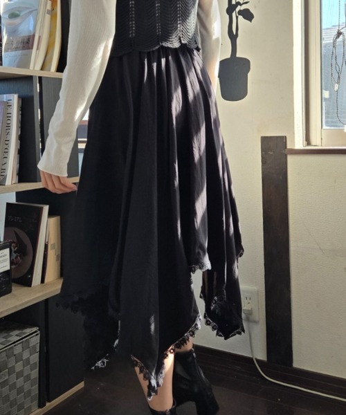 tolene(トレネ)の「揺れる裾に視線釘付け!アシンメトリーヘムレース イレヘムロングスカート(スカート・レディース・ホワイト/ブラック・FREE)」の5枚目の写真