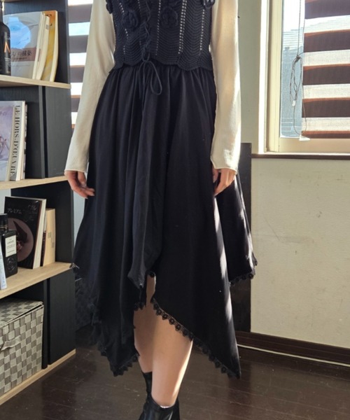 tolene(トレネ)の「揺れる裾に視線釘付け!アシンメトリーヘムレース イレヘムロングスカート(スカート・レディース・ホワイト/ブラック・FREE)」の6枚目の写真