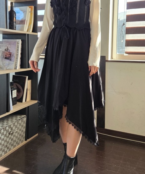 tolene(トレネ)の「揺れる裾に視線釘付け!アシンメトリーヘムレース イレヘムロングスカート(スカート・レディース・ホワイト/ブラック・FREE)」の10枚目の写真