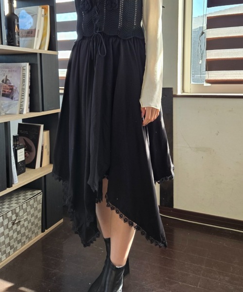 tolene(トレネ)の「揺れる裾に視線釘付け!アシンメトリーヘムレース イレヘムロングスカート(スカート・レディース・ホワイト/ブラック・FREE)」の11枚目の写真