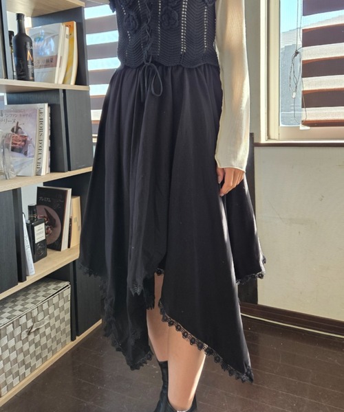 tolene(トレネ)の「揺れる裾に視線釘付け!アシンメトリーヘムレース イレヘムロングスカート(スカート・レディース・ホワイト/ブラック・FREE)」の12枚目の写真