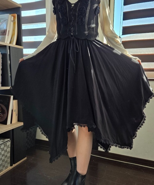 tolene(トレネ)の「揺れる裾に視線釘付け!アシンメトリーヘムレース イレヘムロングスカート(スカート・レディース・ホワイト/ブラック・FREE)」の9枚目の写真