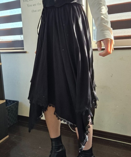 tolene(トレネ)の「揺れる裾に視線釘付け!アシンメトリーヘムレース イレヘムロングスカート(スカート・レディース・ホワイト/ブラック・FREE)」の14枚目の写真