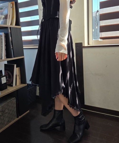tolene(トレネ)の「揺れる裾に視線釘付け!アシンメトリーヘムレース イレヘムロングスカート(スカート・レディース・ホワイト/ブラック・FREE)」の16枚目の写真