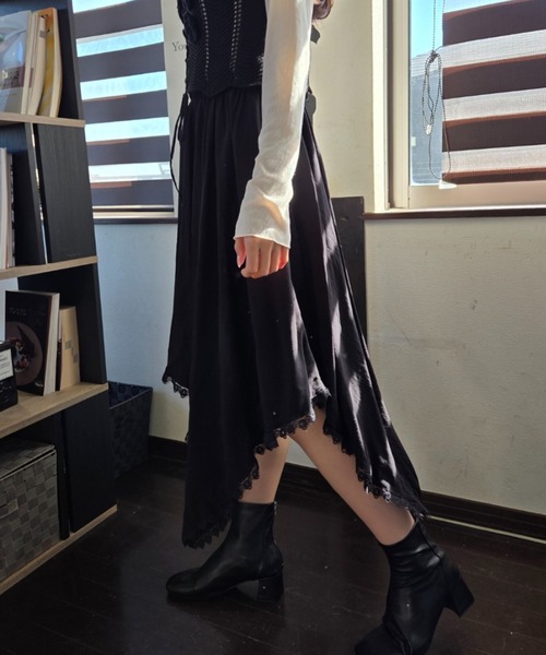 tolene(トレネ)の「揺れる裾に視線釘付け!アシンメトリーヘムレース イレヘムロングスカート(スカート・レディース・ホワイト/ブラック・FREE)」の17枚目の写真