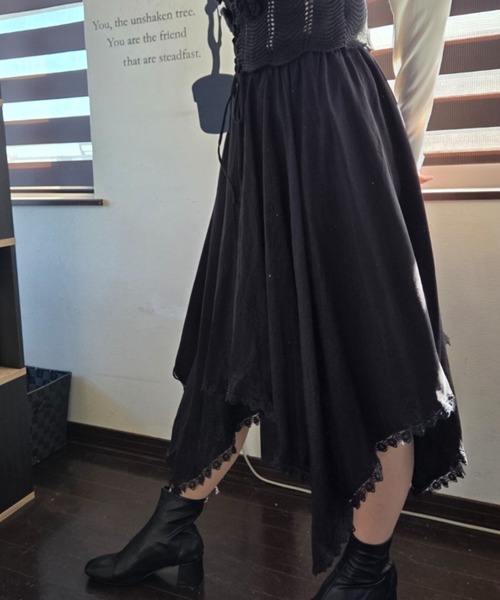 tolene(トレネ)の「揺れる裾に視線釘付け!アシンメトリーヘムレース イレヘムロングスカート(スカート・レディース・ホワイト/ブラック・FREE)」の7枚目の写真