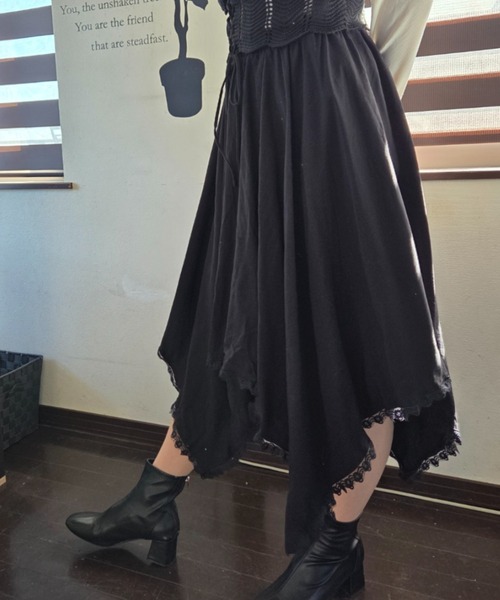 tolene(トレネ)の「揺れる裾に視線釘付け!アシンメトリーヘムレース イレヘムロングスカート(スカート・レディース・ホワイト/ブラック・FREE)」の3枚目の写真