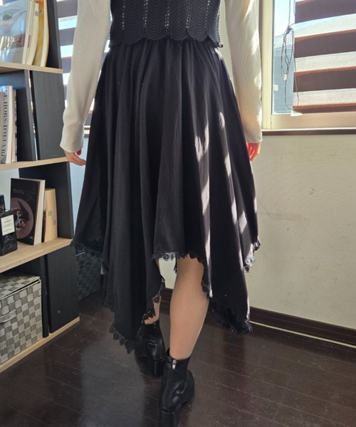 tolene(トレネ)の「揺れる裾に視線釘付け!アシンメトリーヘムレース イレヘムロングスカート(スカート・レディース・ホワイト/ブラック・FREE)」の21枚目の写真