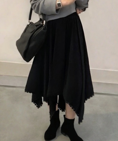 tolene(トレネ)の「揺れる裾に視線釘付け!アシンメトリーヘムレース イレヘムロングスカート(スカート・レディース・ホワイト/ブラック・FREE)」の4枚目の写真