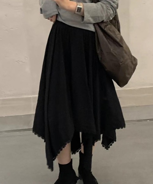 tolene(トレネ)の「揺れる裾に視線釘付け!アシンメトリーヘムレース イレヘムロングスカート(スカート・レディース・ホワイト/ブラック・FREE)」の8枚目の写真