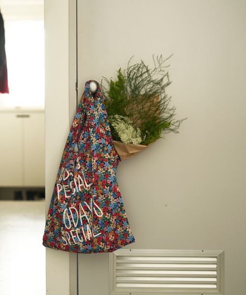 TODAY'S SPECIAL（トゥデイズスペシャル）の「【数量限定】FLOWER MARCHE BAG M / 618993（エコバッグ/サブバッグ・レディース・クリアレッド/ライトパープル・FREE）」の4枚目の写真