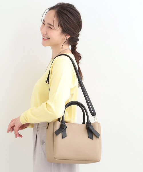 SHOO・LA・RUE(シューラルー)の「ハンドルリボンデザイントートバッグ(トートバッグ・レディース・ベージュ系4/ブラック/アイボリー系4・00)」の2枚目の写真