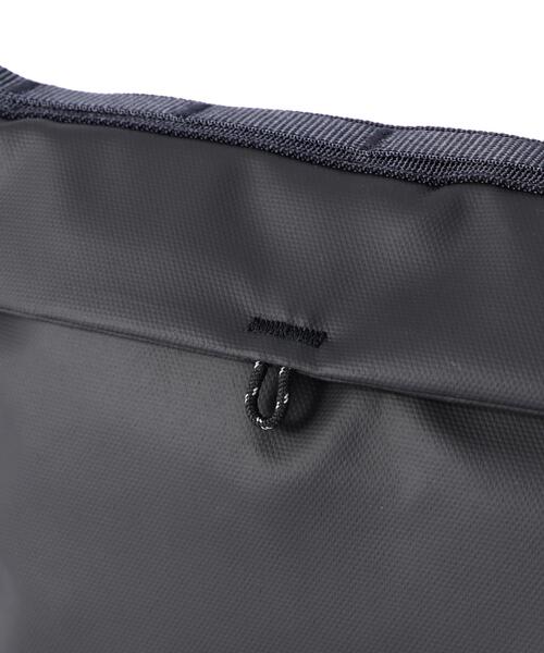 Topologie(トポロジー)の「Topologie/トポロジー Flat Sacoche Small フラット サコッシュ スモール【バッグ単体】(ショルダーバッグ・メンズ・グレー/ブラック・F)」の8枚目の写真