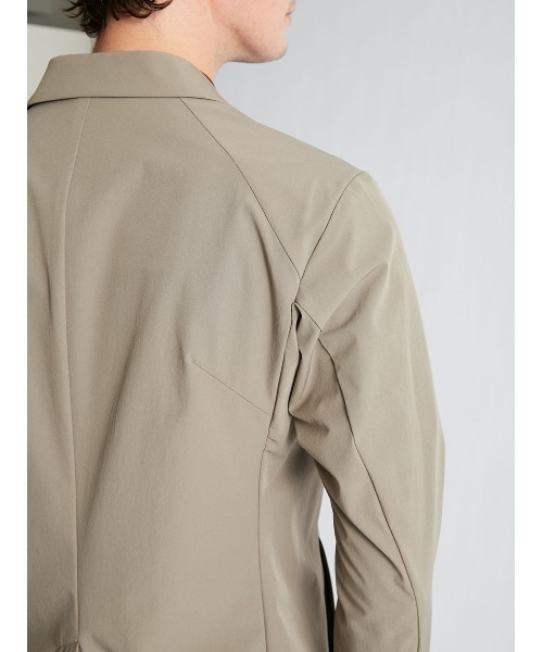 MIZUNO(ミズノ )の「【Mizuno | AOURE】DYNAMOTION FIT SETUP JACKET(テーラードジャケット・メンズ・ブラック/グレイッシュベージュ・SMALL/MEDIUM/LARGE/X-LARGE)」の3枚目の写真