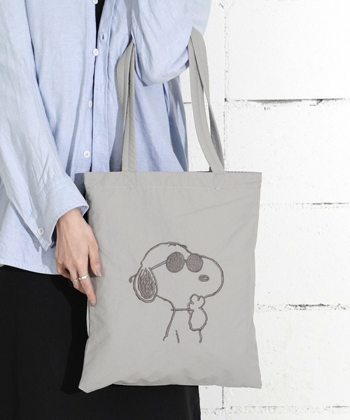 PEANUTS(ピーナッツ)の「"09"≪PEANUTS≫リバーシブル 1ポケット ナイロン 刺繍 トートバッグ(トートバッグ・レディース・セージグリーン/アイボリー/グレー/サックスブルー/ダークベージュ・ONE SIZE)」の2枚目の写真