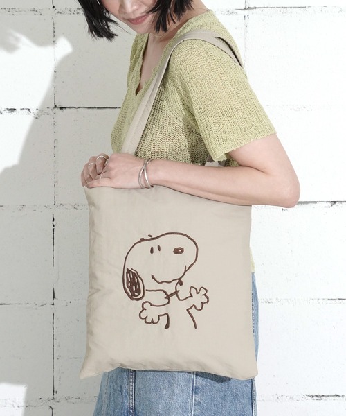 PEANUTS(ピーナッツ)の「"09"≪PEANUTS≫リバーシブル 1ポケット ナイロン 刺繍 トートバッグ(トートバッグ・レディース・セージグリーン/アイボリー/グレー/サックスブルー/ダークベージュ・ONE SIZE)」の3枚目の写真