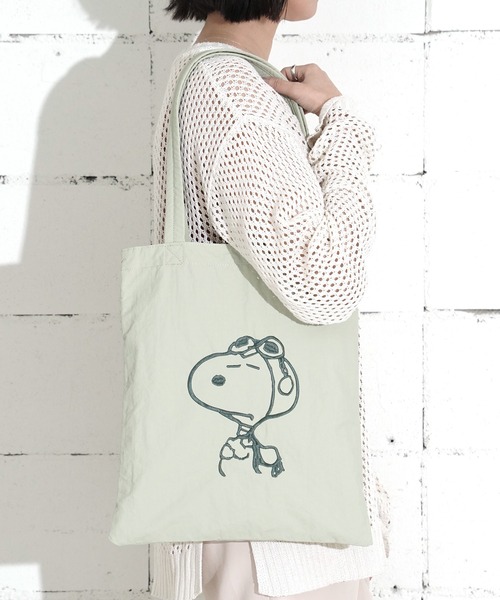 PEANUTS(ピーナッツ)の「"09"≪PEANUTS≫リバーシブル 1ポケット ナイロン 刺繍 トートバッグ(トートバッグ・レディース・セージグリーン/アイボリー/グレー/サックスブルー/ダークベージュ・ONE SIZE)」の4枚目の写真