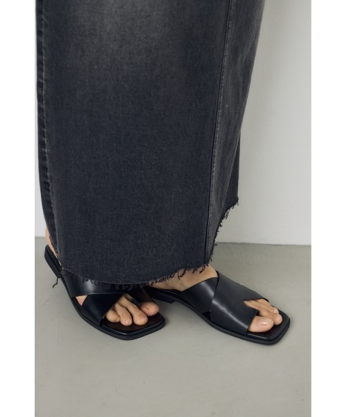 AZUL by moussy(アズールバイマウジー)の「ワイドベルトフラットサンダル 靴(サンダル・レディース・キャメル/ブラック・LARGE/MEDIUM/SMALL)」の3枚目の写真