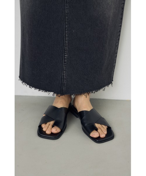 AZUL by moussy(アズールバイマウジー)の「ワイドベルトフラットサンダル 靴(サンダル・レディース・キャメル/ブラック・LARGE/MEDIUM/SMALL)」の4枚目の写真