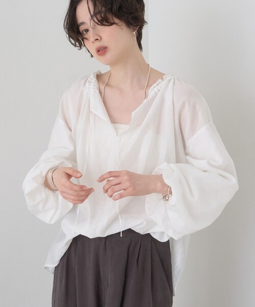 EMMA ROUGE VIF(エマルージュヴィフ)の「【一部店舗限定】バルーンスリーブシアーブラウス(シャツ/ブラウス・レディース・ブルー/ベージュ/ホワイト・フリー)」の2枚目の写真