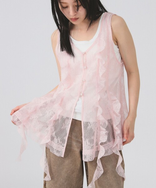 Ray BEAMS(レイビームス)の「レース ラッフル ロング ジレ(シャツ/ブラウス・レディース・ブラック/ピンク・ONE SIZE)」の2枚目の写真