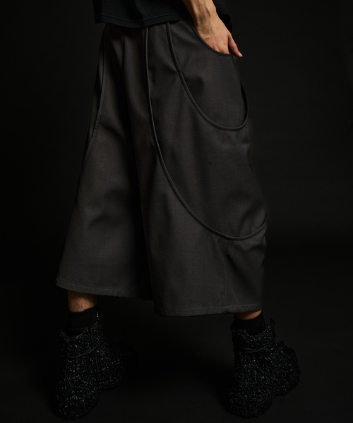 GOAT ESSENCE(ゴートエッセンス)の「GOAT ESSENCE / ゴートエッセンス TUCK CURVE WIDE SHORTS(その他パンツ・メンズ・グレー/ブラック・2/1)」の9枚目の写真