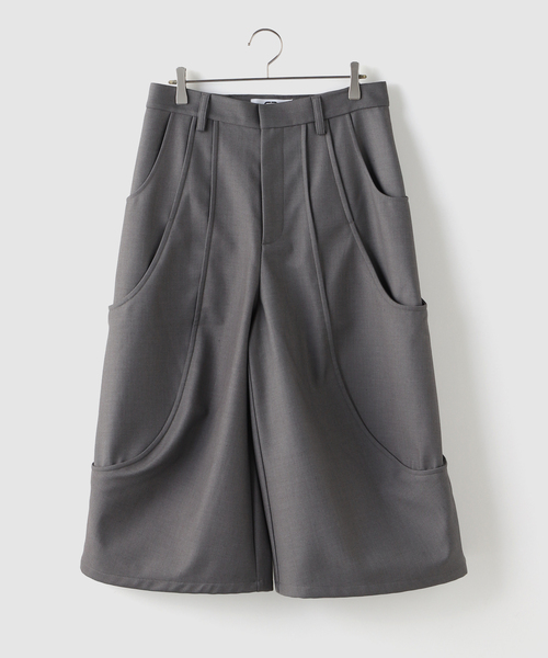 GOAT ESSENCE(ゴートエッセンス)の「GOAT ESSENCE / ゴートエッセンス TUCK CURVE WIDE SHORTS(その他パンツ・メンズ・グレー/ブラック・2/1)」の13枚目の写真