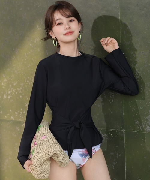 TeddyShop(テディショップ)の「【UVカット率99.9%以上/大きいサイズ有/結べるリボン2way】長袖ラッシュガードトップス+ホルターネックビキニ 上下3点セット レディース水着(水着・レディース・ブラック系その他/ブラック×レッド/ブラック×ホワイト/ブルー系その他・LL/L/M/S)」の22枚目の写真