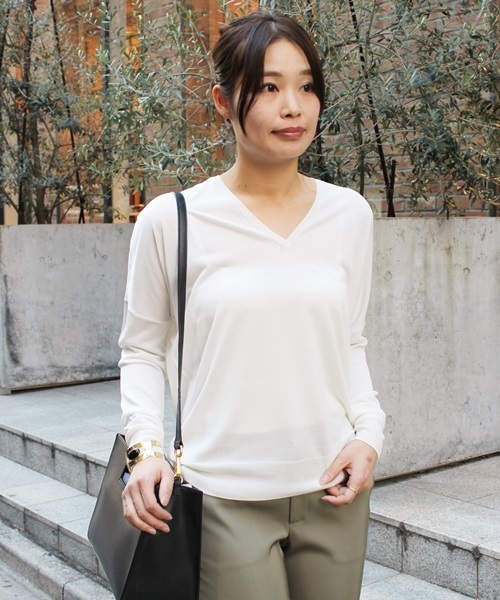 FIGARO Paris（フィガロパリ）の「シルクハイゲージ Vネックプルオーバー◆（ニット/セーター・レディース・ベージュ/ブラック/ブルー/ホワイト・FREE）」の2枚目の写真