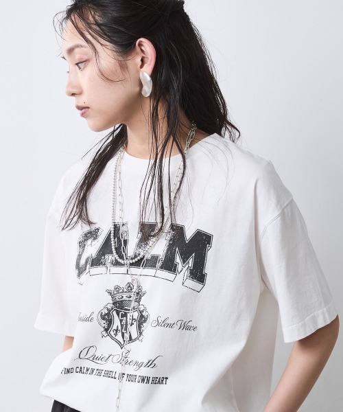 CHIC STYLE(シックスタイル)の「綿100%ピグメント染ロゴプリントTシャツ<大きいサイズ有>シックスタイル(Tシャツ/カットソー・レディース・オフホワイト/チャコール/スミクロ・3L/LL/L/M/5L/4L)」の1枚目の写真