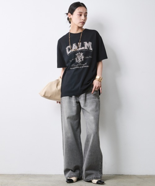 CHIC STYLE(シックスタイル)の「綿100%ピグメント染ロゴプリントTシャツ<大きいサイズ有>シックスタイル(Tシャツ/カットソー・レディース・オフホワイト/チャコール/スミクロ・3L/LL/L/M/5L/4L)」の2枚目の写真