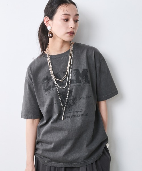 CHIC STYLE(シックスタイル)の「綿100%ピグメント染ロゴプリントTシャツ<大きいサイズ有>シックスタイル(Tシャツ/カットソー・レディース・オフホワイト/チャコール/スミクロ・3L/LL/L/M/5L/4L)」の3枚目の写真