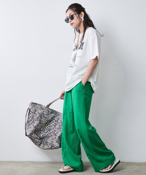 CHIC STYLE(シックスタイル)の「綿100%ピグメント染ロゴプリントTシャツ<大きいサイズ有>シックスタイル(Tシャツ/カットソー・レディース・オフホワイト/チャコール/スミクロ・3L/LL/L/M/5L/4L)」の4枚目の写真