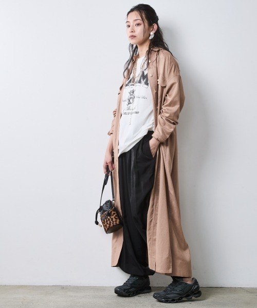 CHIC STYLE(シックスタイル)の「綿100%ピグメント染ロゴプリントTシャツ<大きいサイズ有>シックスタイル(Tシャツ/カットソー・レディース・オフホワイト/チャコール/スミクロ・3L/LL/L/M/5L/4L)」の18枚目の写真