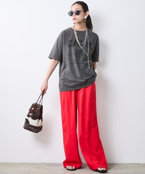 CHIC STYLE(シックスタイル)の「綿100%ピグメント染ロゴプリントTシャツ<大きいサイズ有>シックスタイル(Tシャツ/カットソー・レディース・オフホワイト/チャコール/スミクロ・3L/LL/L/M/5L/4L)」の7枚目の写真