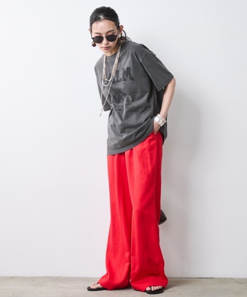 CHIC STYLE(シックスタイル)の「綿100%ピグメント染ロゴプリントTシャツ<大きいサイズ有>シックスタイル(Tシャツ/カットソー・レディース・オフホワイト/チャコール/スミクロ・3L/LL/L/M/5L/4L)」の8枚目の写真