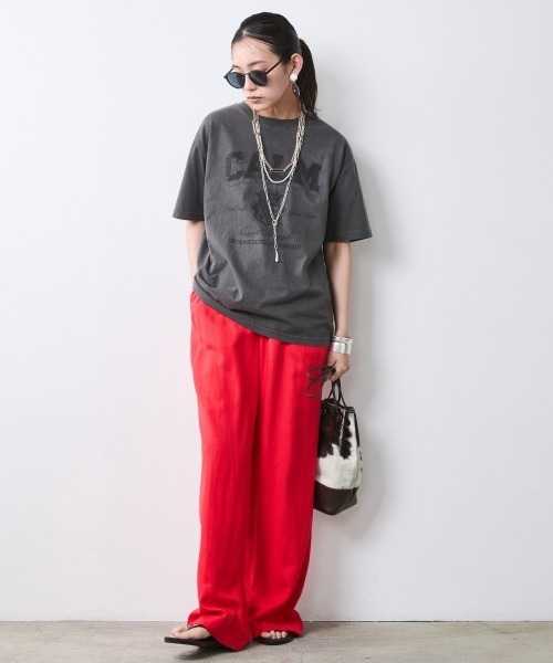 CHIC STYLE(シックスタイル)の「綿100%ピグメント染ロゴプリントTシャツ<大きいサイズ有>シックスタイル(Tシャツ/カットソー・レディース・オフホワイト/チャコール/スミクロ・3L/LL/L/M/5L/4L)」の9枚目の写真