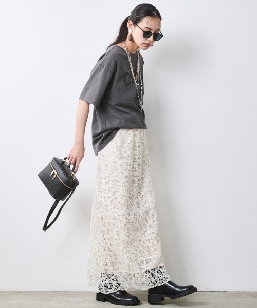 CHIC STYLE(シックスタイル)の「綿100%ピグメント染ロゴプリントTシャツ<大きいサイズ有>シックスタイル(Tシャツ/カットソー・レディース・オフホワイト/チャコール/スミクロ・3L/LL/L/M/5L/4L)」の21枚目の写真