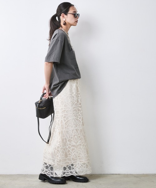 CHIC STYLE(シックスタイル)の「綿100%ピグメント染ロゴプリントTシャツ<大きいサイズ有>シックスタイル(Tシャツ/カットソー・レディース・オフホワイト/チャコール/スミクロ・3L/LL/L/M/5L/4L)」の22枚目の写真