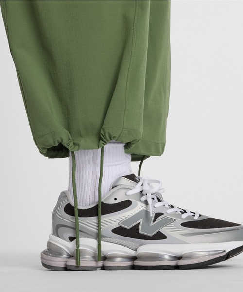 NEW BALANCE（ニューバランス）の「NEW BALANCE NB Grey cropped cargo pants MB61A5RJ（カーゴパンツ・メンズ・オリーブ/チャコールグレー・M/L）」の17枚目の写真
