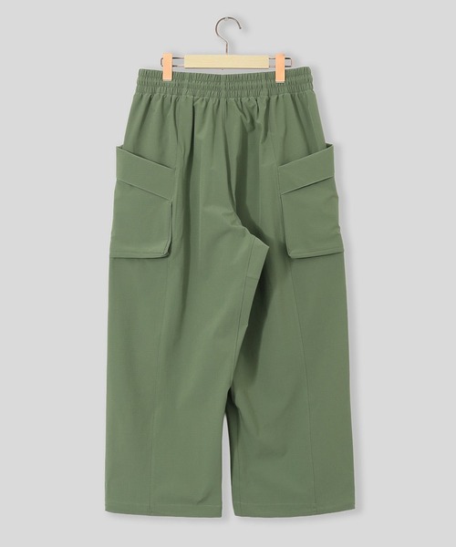NEW BALANCE（ニューバランス）の「NEW BALANCE NB Grey cropped cargo pants MB61A5RJ（カーゴパンツ・メンズ・オリーブ/チャコールグレー・M/L）」の4枚目の写真