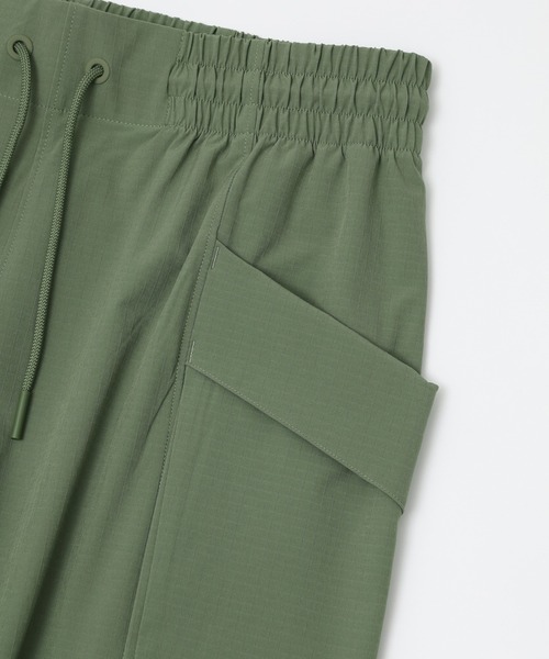 NEW BALANCE（ニューバランス）の「NEW BALANCE NB Grey cropped cargo pants MB61A5RJ（カーゴパンツ・メンズ・オリーブ/チャコールグレー・M/L）」の6枚目の写真
