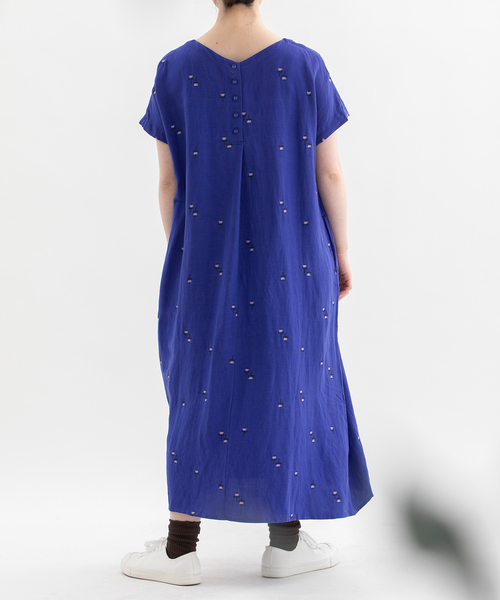nop de nod(ノップドゥノッド)の「リネンレーヨン花刺繍2wayワンピース(ワンピース・レディース・ブラック/キャメル/ダークブルー・M)」の15枚目の写真